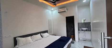 Schreibtisch, laptopgeeigneter Arbeitsplatz, kostenloses WLAN