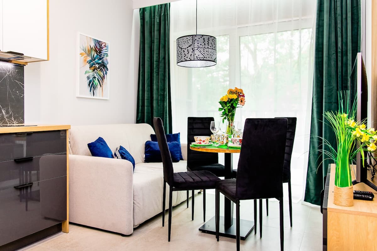 apartman, erkély (208A) | Nappalirész | Síkképernyős tévé