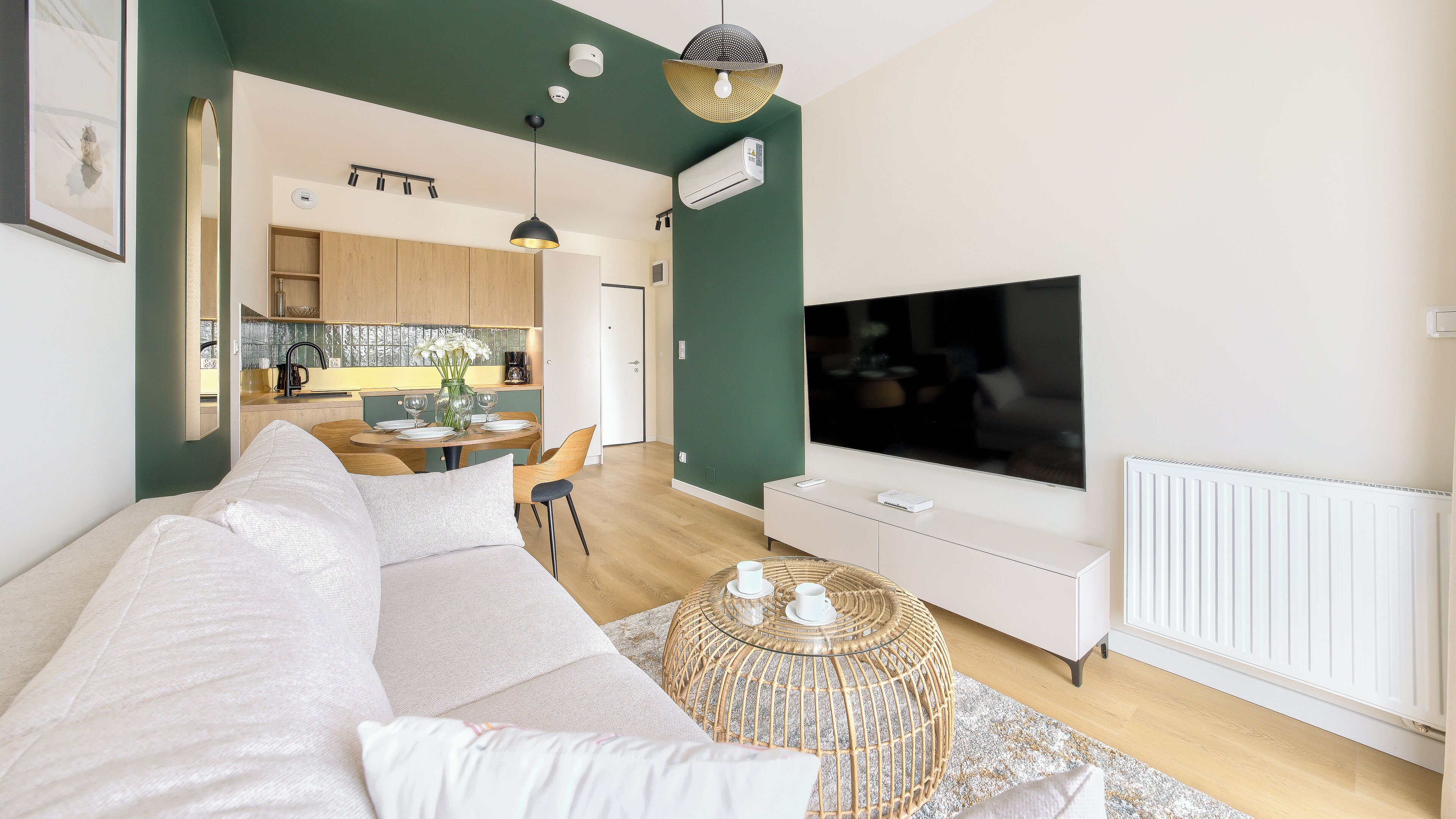 Appartement (414) | Woonruimte | Een flatscreentelevisie
