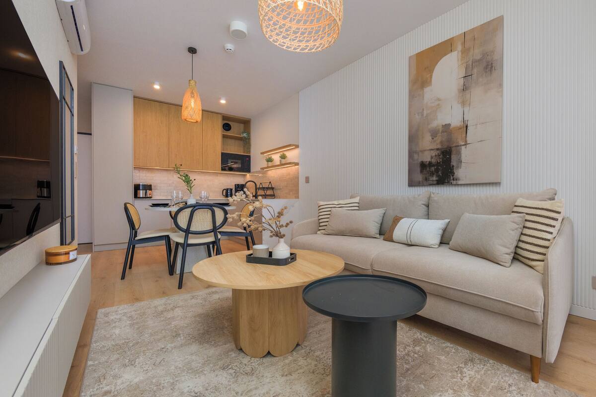 Ein modernes Wohnzimmer mit einer Couch, einem Couchtisch und einem Essbereich.
