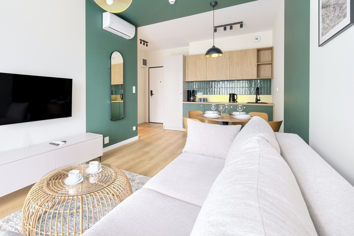 Apartamento, balcón | Zona de estar | Una televisión de pantalla plana