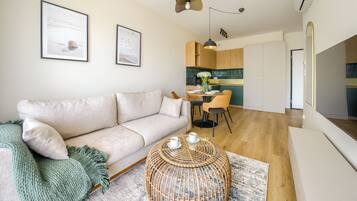 Apartament (405) | Living area | Flat-screen TV