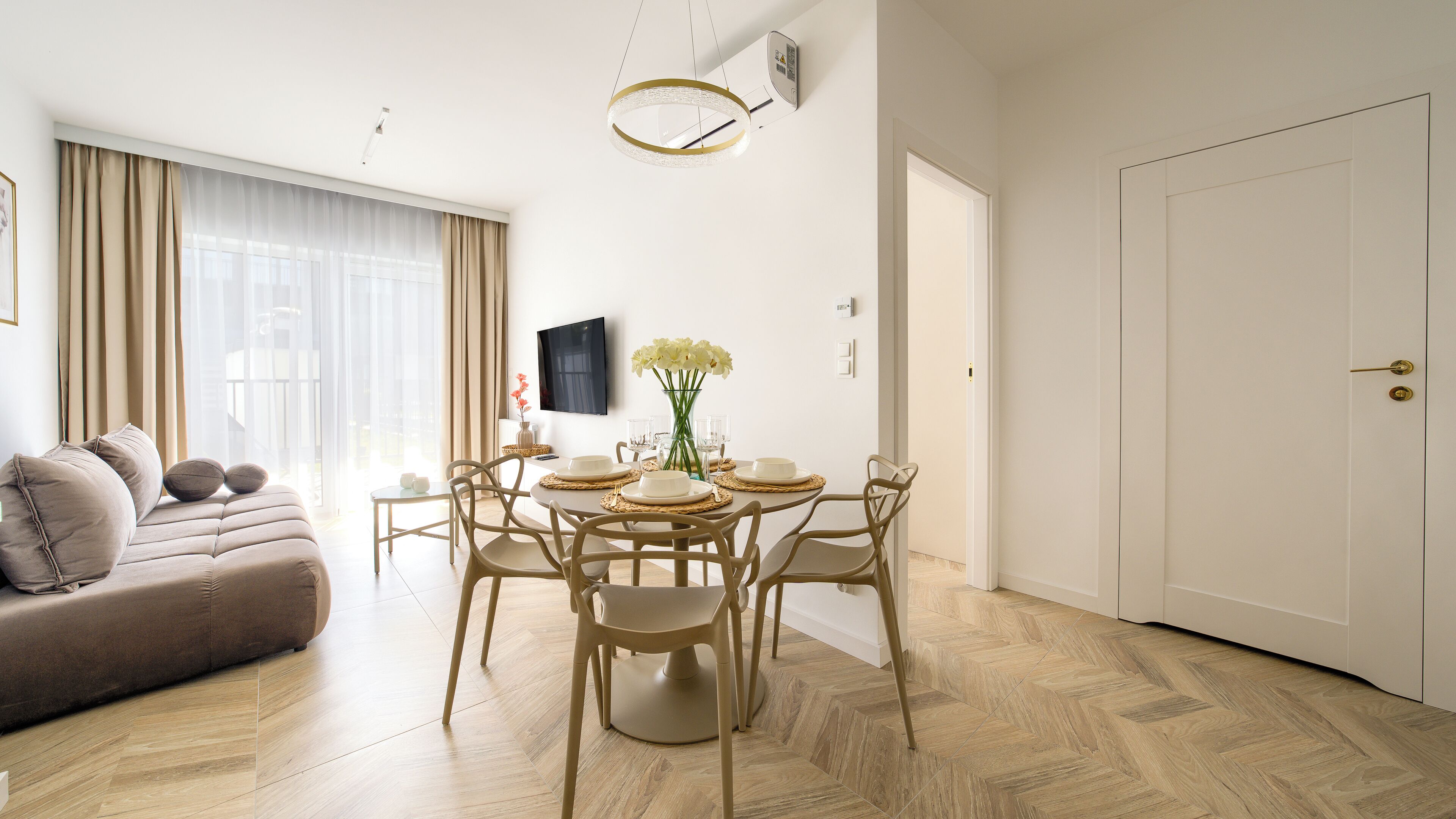 Apartment, Balkon | Wohnbereich | Flachbildfernseher