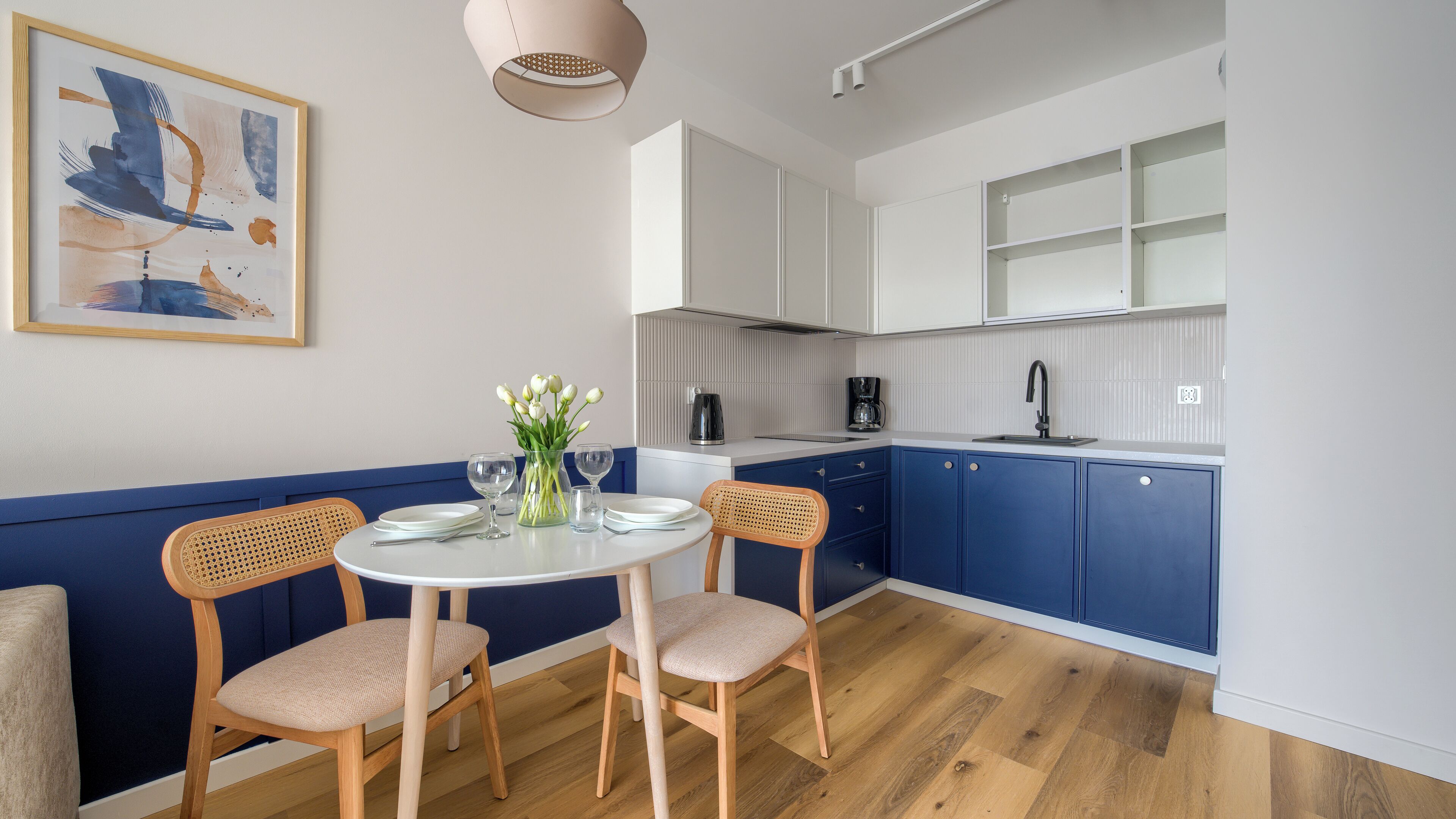 Appartement (231) | Privékeuken | Een koelkast, een kookplaat, een waterkoker, kookgerei, borden en bestek