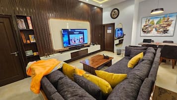 Familienapartment, Balkon, Stadtblick | Wohnbereich