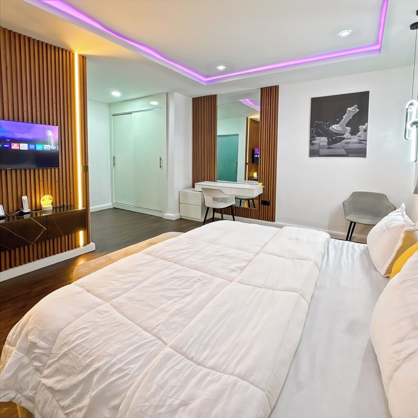 Familienapartment, Balkon, Stadtblick | Zimmersafe, Schreibtisch, laptopgeeigneter Arbeitsplatz