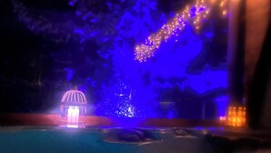 Ein Nachtblick auf einen Poolbereich mit einer Laube und dekorativer Beleuchtung.