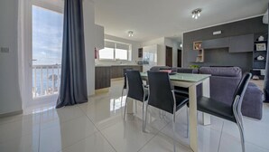 Un appartamento moderno con zona pranzo, cucina e soggiorno.