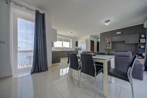 Dining - Airy Modern Retreat with Balcony & Sea Views (St. Paul`s Bay)