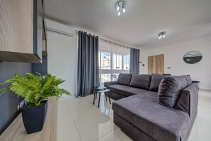 TV - Airy Modern Retreat with Balcony & Sea Views (St. Paul`s Bay)
