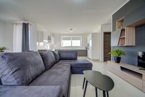 TV - Airy Modern Retreat with Balcony & Sea Views (St. Paul`s Bay)