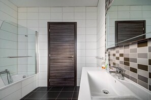 Hair dryer, towels - Airy Modern Retreat with Balcony & Sea Views (St. Paul`s Bay)