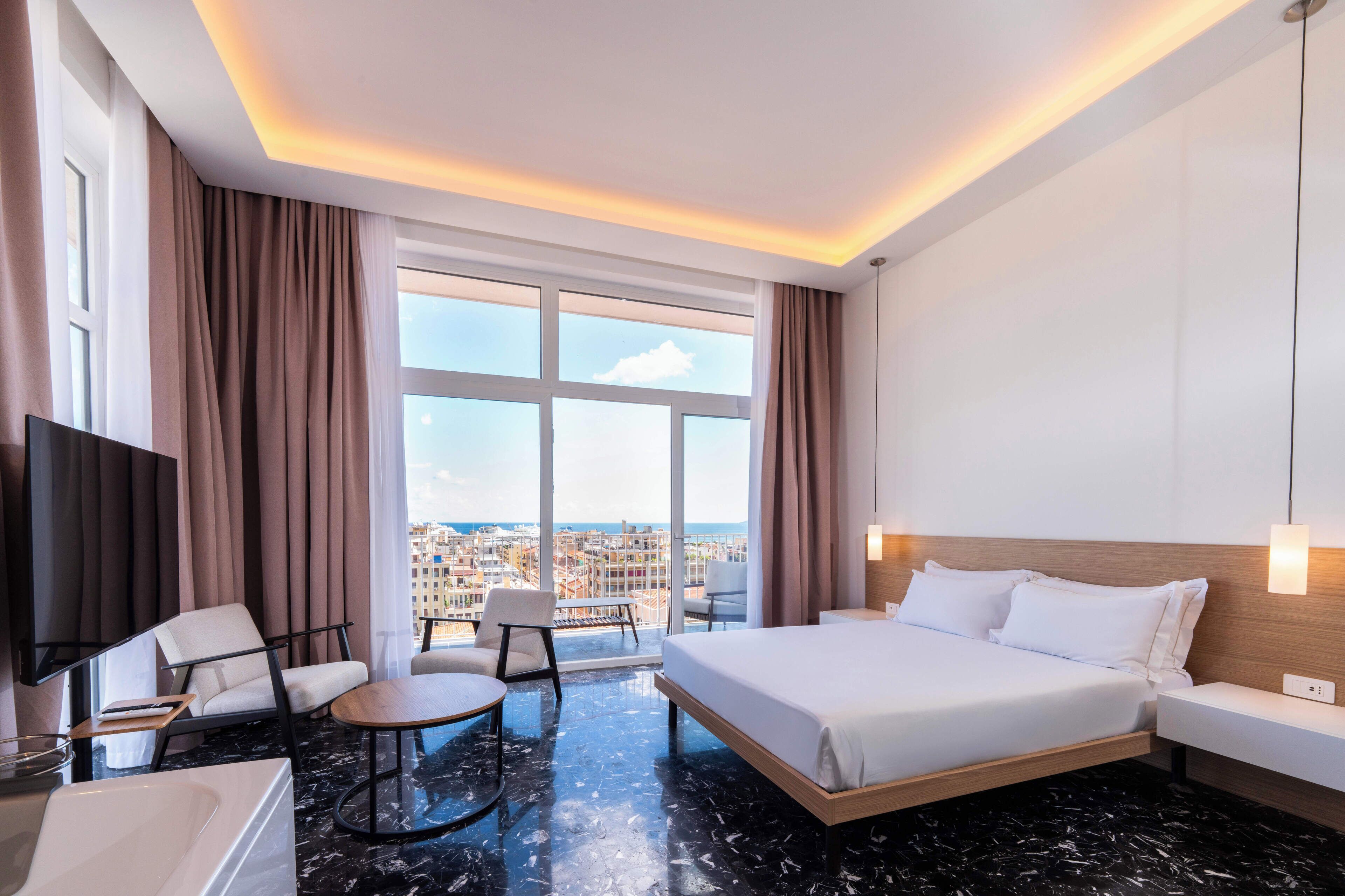 Lyxsvit - havsutsikt | Sängtillbehör av högsta kvalitet, skrivbord och arbetsyta för laptop