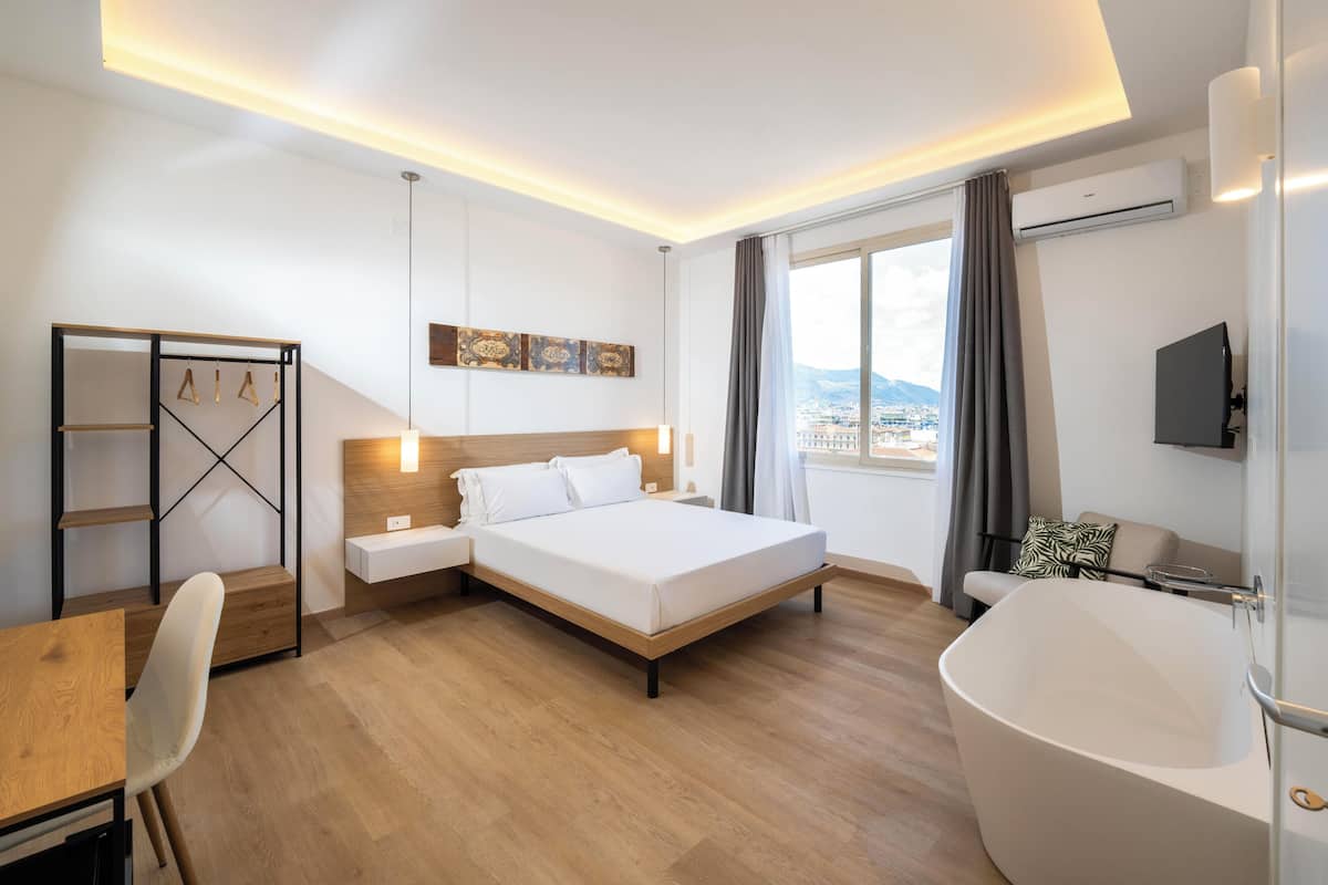 Luxury Suite, Mountain View | Premium bedding, desk, laptop workspace, free WiFi