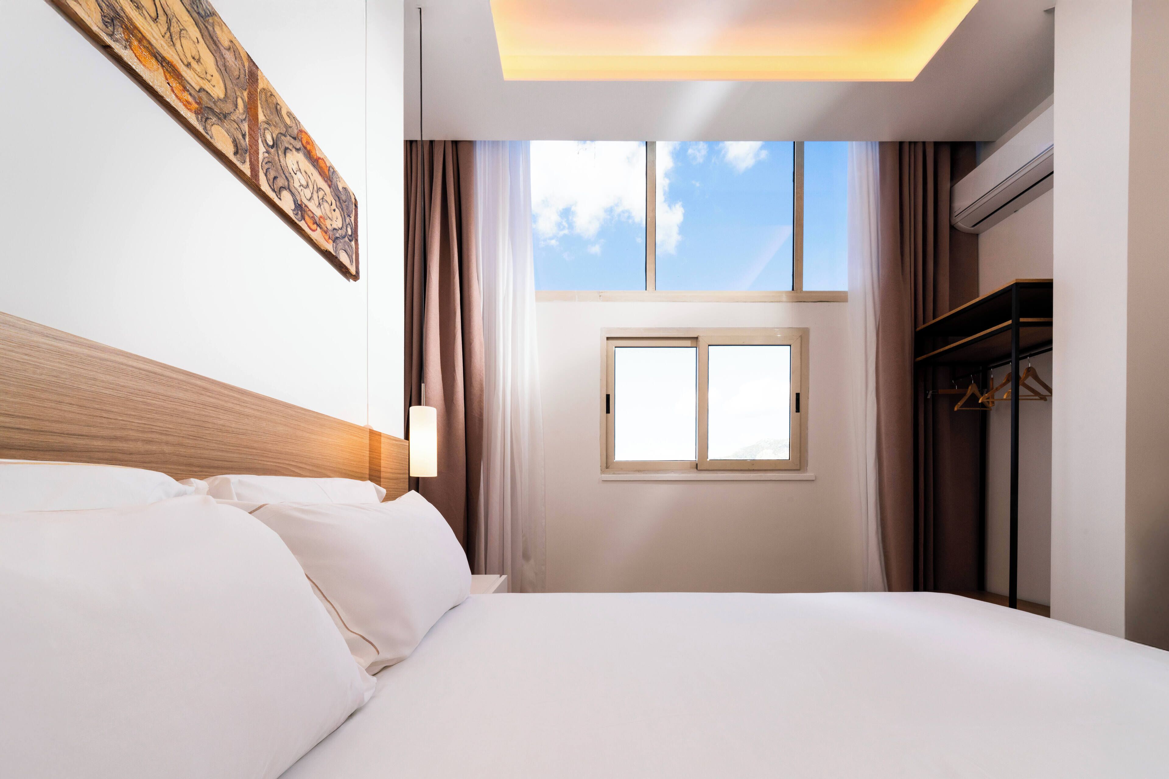 Quarto casal conforto, vista para a cidade | Roupas de cama premium, escrivaninha, espaço de trabalho para notebook