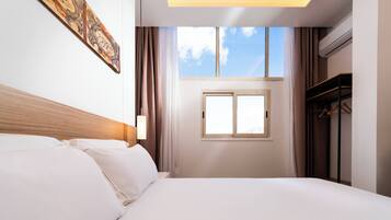 Quarto casal conforto, vista para a cidade | Roupas de cama premium, escrivaninha, espaço de trabalho para notebook