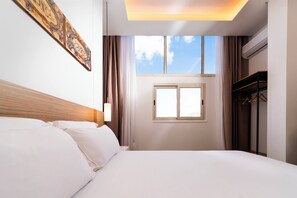 Comfort Double Room, City View | Premium bedding, desk, laptop workspace, soundproofing - Skyline Boutique Hotel (Palermo)