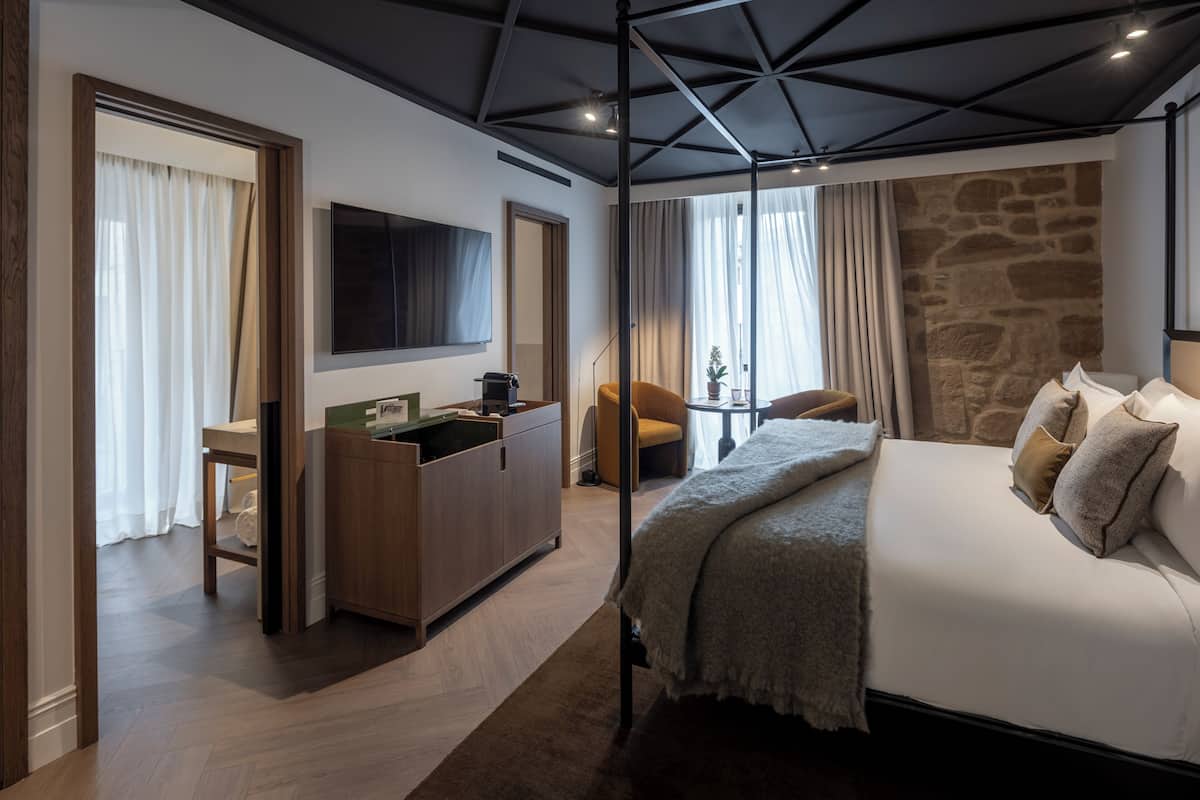 Brankas, meja kerja, ruang kerja ramah laptop, dan kedap suara