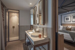 Suite junior | Baño | Ducha, secador de pelo, zapatillas y toallas