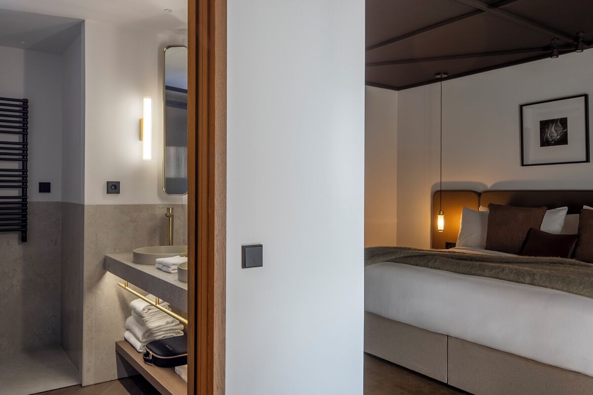 Habitación superior | Caja de seguridad en la habitación y escritorio 