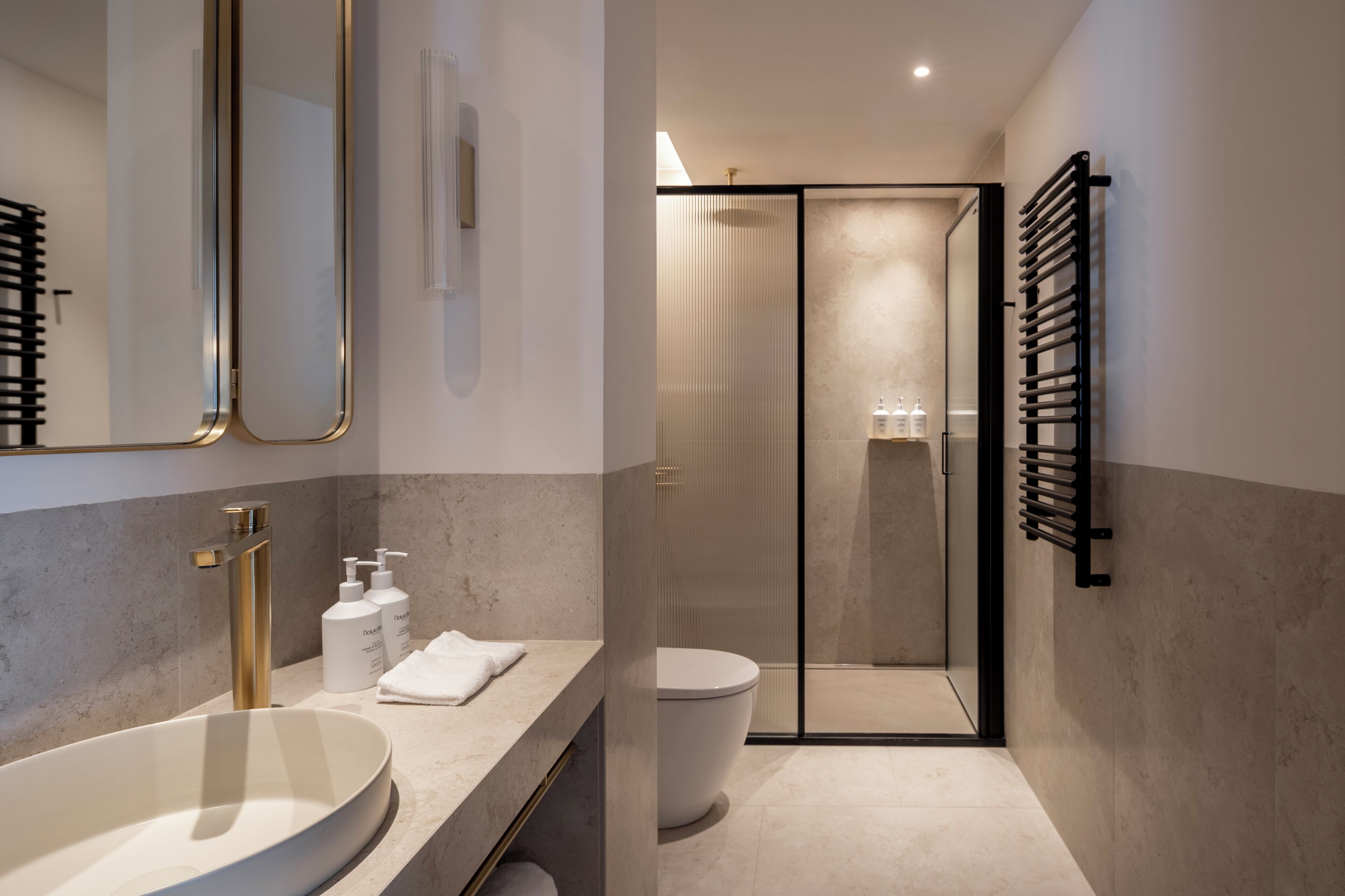 Kamer (Residence 1 room and 1 Bath) | Badkamer | Een douche, een haardroger, pantoffels, handdoeken