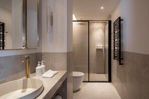 Kamer (Residence 1 room and 1 Bath) | Badkamer | Een douche, een haardroger, pantoffels, handdoeken