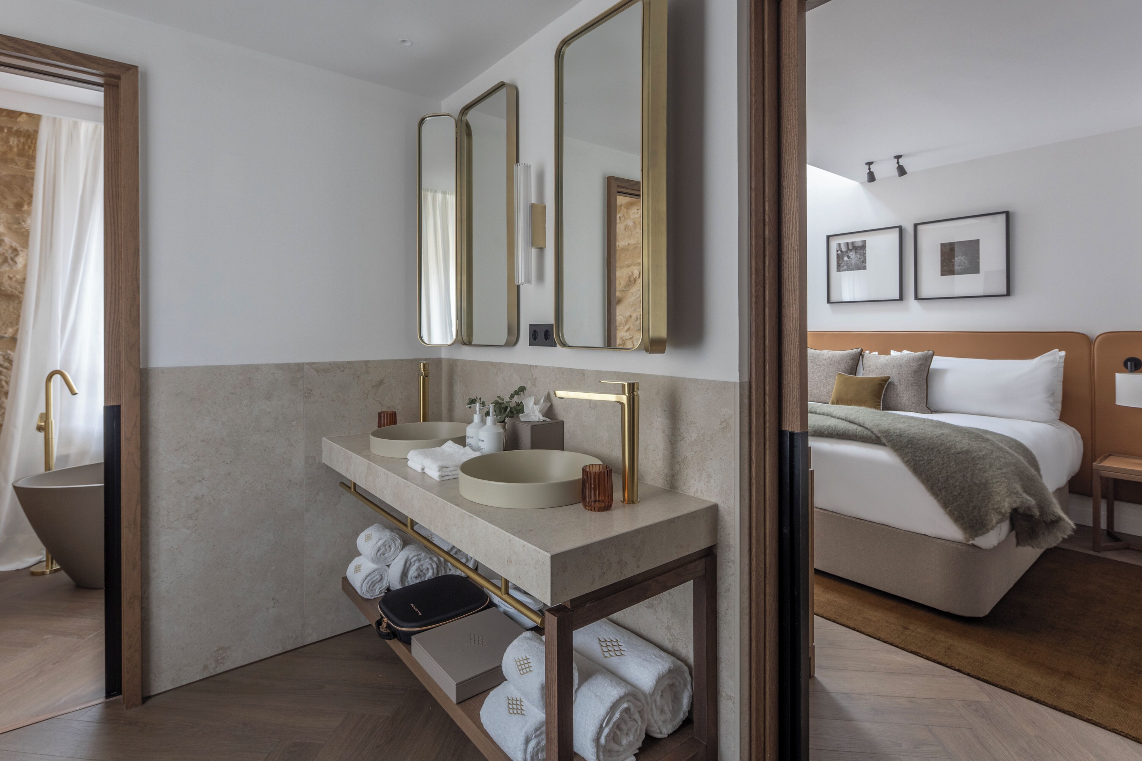 Suite Junior | Brankas, meja kerja, ruang kerja ramah laptop, dan kedap suara