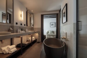 Suite (Palace) | Bathroom | Shower, hair dryer, slippers, towels - Hotel Palacio de los Angeles (Haro)