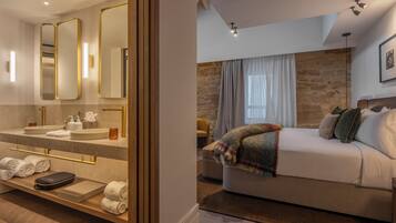Deluxe Double Room | In-room safe, desk, laptop workspace, soundproofing