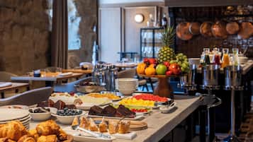 Se ofrece un desayuno bufé todos los días (por un coste adicional)