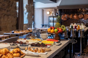Daily buffet breakfast for a fee - Hotel Palacio de los Angeles (Haro)