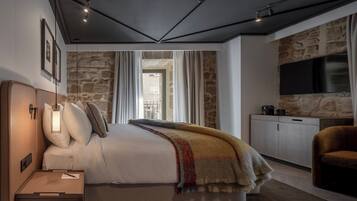 Deluxe tweepersoonskamer | Een kluis op de kamer, een bureau, een laptopwerkplek