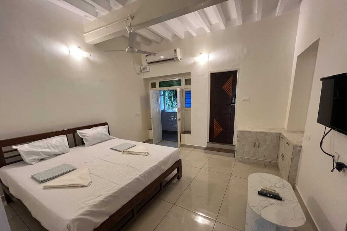 Iron/ironing board, free WiFi