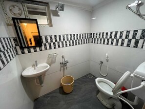 Shower, free toiletries, soap, shampoo - Auro Mithra Heritage Stay (Puducherry)