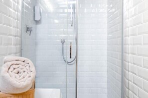 Shower, hair dryer, bidet, towels - Tirso 9 with Parking Space and City View - Comfort and Style in Milan (Milano)