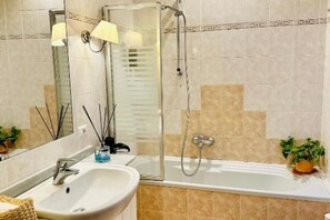 Dusche, Haartrockner, Bidet, Handtücher