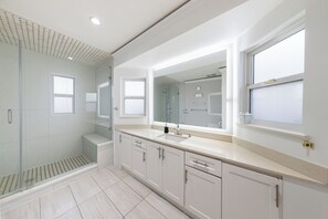 Shower, towels, soap, toilet paper - Luxury Delta House with all King Beds | 5 Bedrooms (Delta)