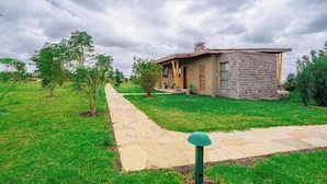 Une maison en pierre avec un chemin pavé menant à l’entrée.