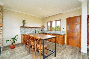 Dining - Inchorroi Cottages (Ilyagaleni)