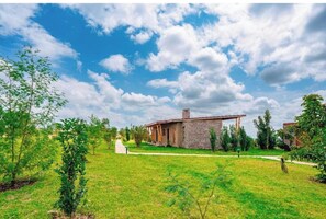 Property grounds - Inchorroi Cottages (Ilyagaleni)