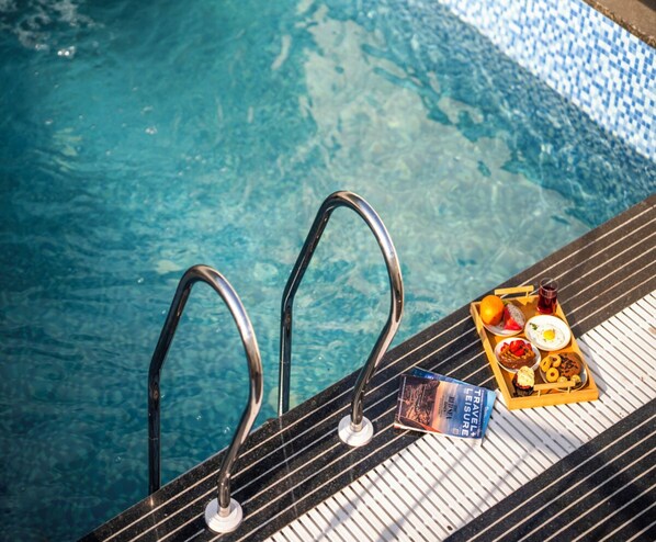 Swim-up bar - Luxuria Varanasi by Moustache (Uttar Pradesh)