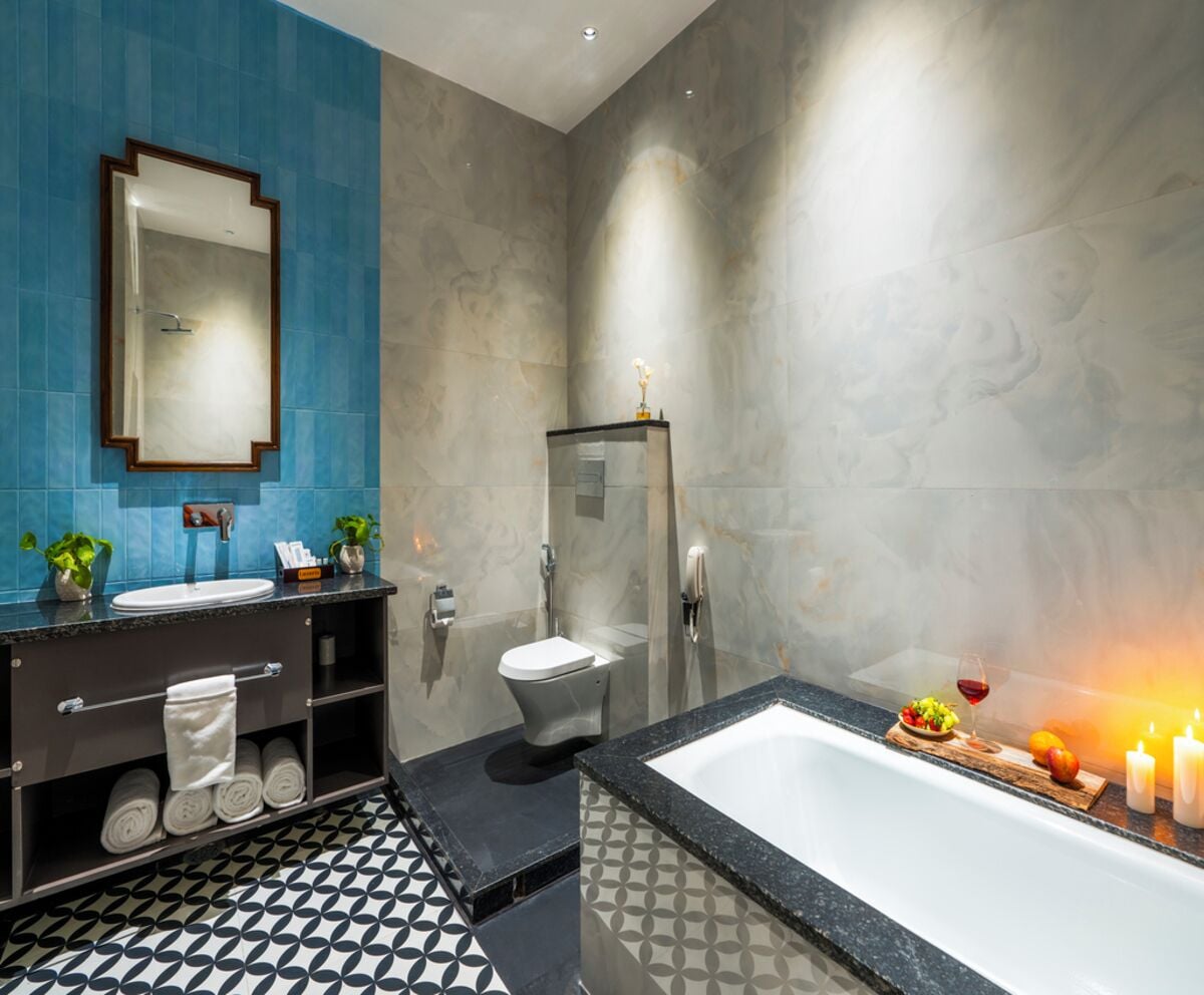 Une salle de bain moderne dotée d’une grande baignoire, de toilettes séparées et d’un espace douche.