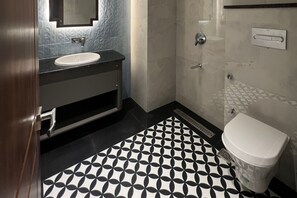 Hårtork, handdukar, tvål och schampo