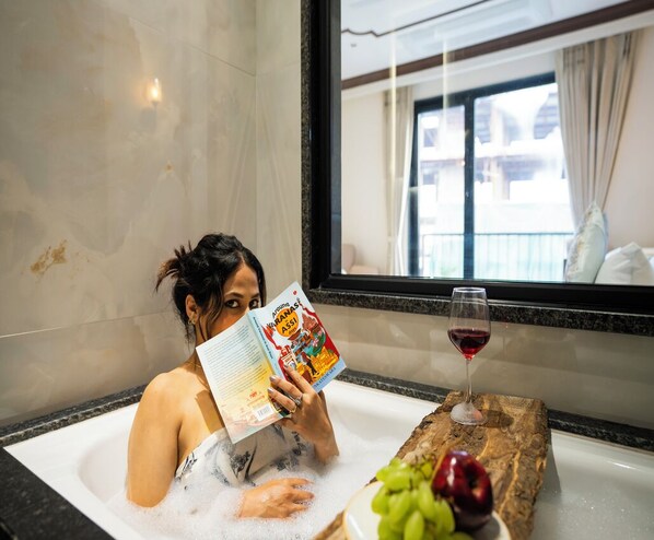 Suite | Deep soaking bathtub