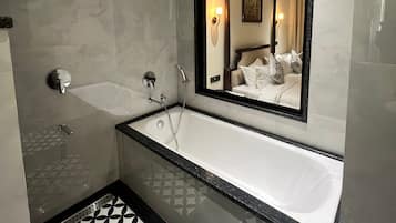 Suite | Bad | Hårføner, håndklær, såpe og sjampo