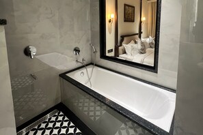 Svit | Badrum | Hårtork, handdukar, tvål och schampo