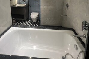 Suite | Baño | Secador de pelo, toallas, jabón y champú