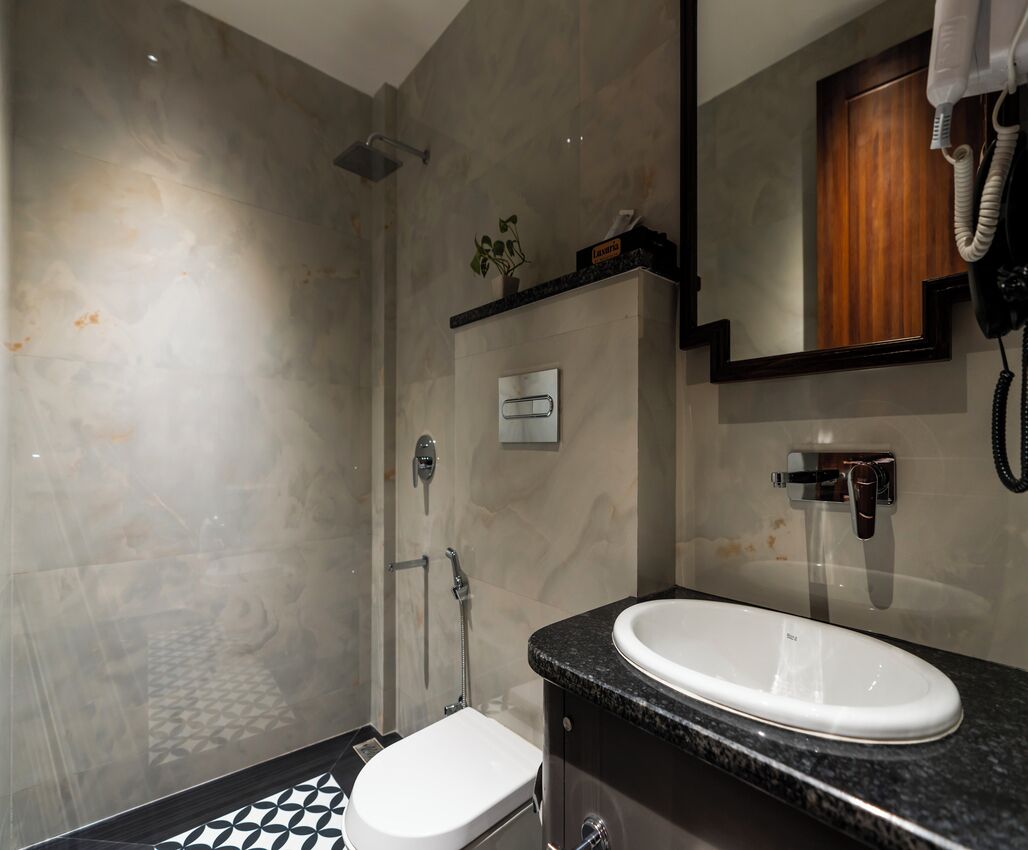 Un baño moderno con ducha, inodoro y lavamanos.