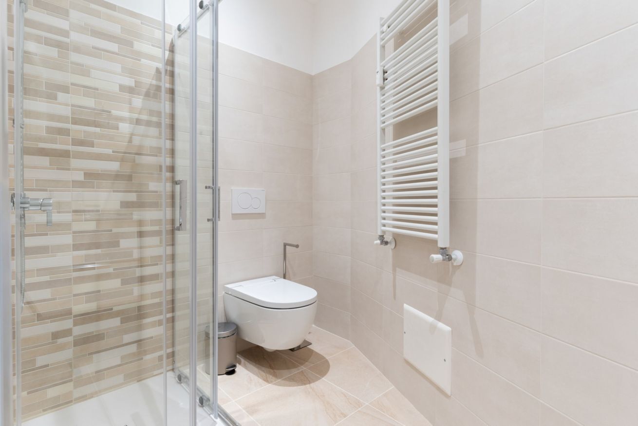 Shower, bidet, towels