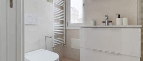 Regadera, bidet, toallas